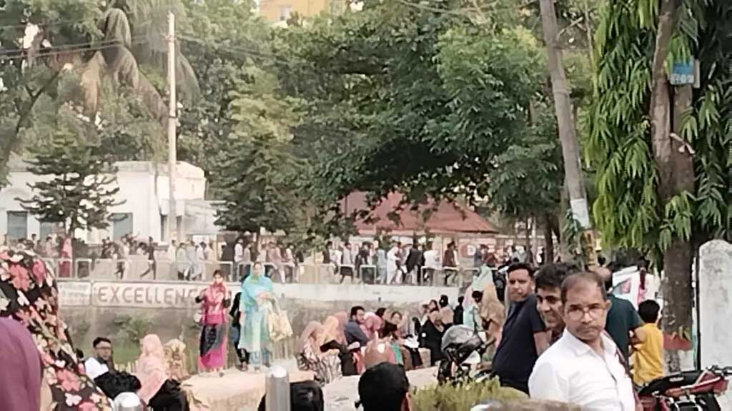 কুমিল্লায় দেশি অস্ত্র হাতে কিশোর গ্যাংয়ের ‘মিছিল’, আটক ৩